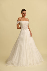 Load image into Gallery viewer, Romantik tasarımı, zarif dantel detayları ve modern çizgileriyle her gelin için özel olarak tasarlanmış A kesim, prenses ve balık model gelinlik koleksiyonu.