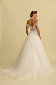 Görseli Galeri görüntüleyiciye yükleyin, Romantik tasarımı, zarif dantel detayları ve modern çizgileriyle her gelin için özel olarak tasarlanmış A kesim, prenses ve balık model gelinlik koleksiyonu.