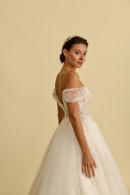 Görseli Galeri görüntüleyiciye yükleyin, Romantik tasarımı, zarif dantel detayları ve modern çizgileriyle her gelin için özel olarak tasarlanmış A kesim, prenses ve balık model gelinlik koleksiyonu.