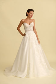 Load image into Gallery viewer, Romantik tasarımı, zarif dantel detayları ve modern çizgileriyle her gelin için özel olarak tasarlanmış A kesim, prenses ve balık model gelinlik koleksiyonu.