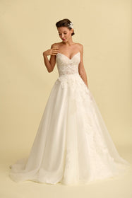 Load image into Gallery viewer, Romantik tasarımı, zarif dantel detayları ve modern çizgileriyle her gelin için özel olarak tasarlanmış A kesim, prenses ve balık model gelinlik koleksiyonu.