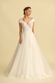 Görseli Galeri görüntüleyiciye yükleyin, Romantik tasarımı, zarif dantel detayları ve modern çizgileriyle her gelin için özel olarak tasarlanmış A kesim, prenses ve balık model gelinlik koleksiyonu.