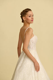 Görseli Galeri görüntüleyiciye yükleyin, Romantik tasarımı, zarif dantel detayları ve modern çizgileriyle her gelin için özel olarak tasarlanmış A kesim, prenses ve balık model gelinlik koleksiyonu.