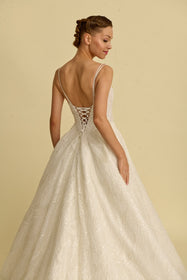 Load image into Gallery viewer, Romantik tasarımı, zarif dantel detayları ve modern çizgileriyle her gelin için özel olarak tasarlanmış A kesim, prenses ve balık model gelinlik koleksiyonu.