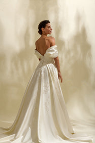 Load image into Gallery viewer, Romantik tasarımı, zarif dantel detayları ve modern çizgileriyle her gelin için özel olarak tasarlanmış A kesim, prenses ve balık model gelinlik koleksiyonu.