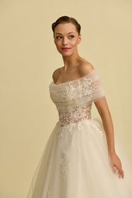 Görseli Galeri görüntüleyiciye yükleyin, Romantik tasarımı, zarif dantel detayları ve modern çizgileriyle her gelin için özel olarak tasarlanmış A kesim, prenses ve balık model gelinlik koleksiyonu.