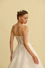 Load image into Gallery viewer, Romantik tasarımı, zarif dantel detayları ve modern çizgileriyle her gelin için özel olarak tasarlanmış A kesim, prenses ve balık model gelinlik koleksiyonu.