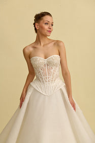 Load image into Gallery viewer, Romantik tasarımı, zarif dantel detayları ve modern çizgileriyle her gelin için özel olarak tasarlanmış A kesim, prenses ve balık model gelinlik koleksiyonu.