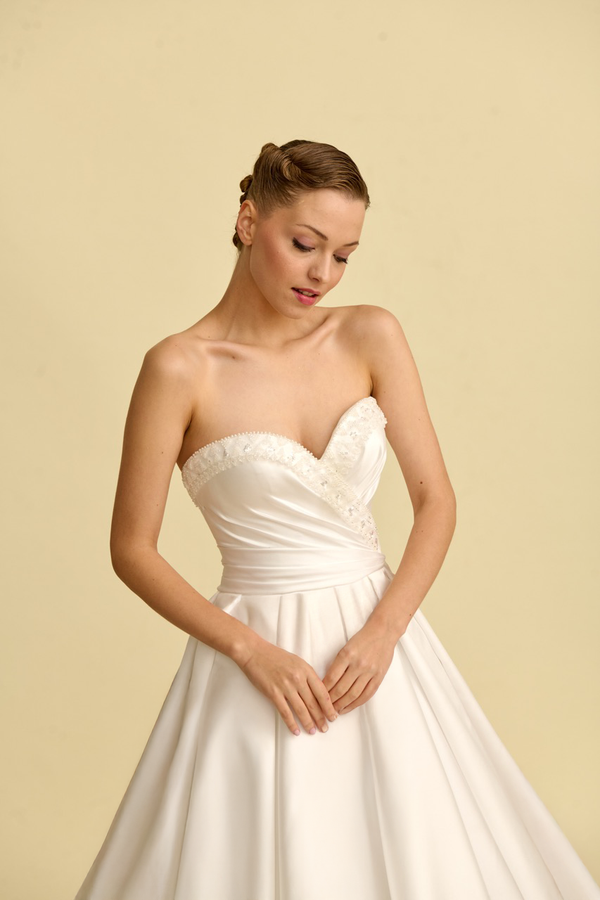 Romantik tasarımı, zarif dantel detayları ve modern çizgileriyle her gelin için özel olarak tasarlanmış A kesim, prenses ve balık model gelinlik koleksiyonu.