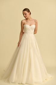 Görseli Galeri görüntüleyiciye yükleyin, Romantik tasarımı, zarif dantel detayları ve modern çizgileriyle her gelin için özel olarak tasarlanmış A kesim, prenses ve balık model gelinlik koleksiyonu.