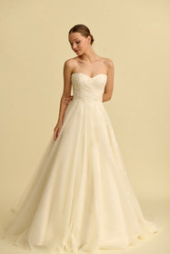 Görseli Galeri görüntüleyiciye yükleyin, Romantik tasarımı, zarif dantel detayları ve modern çizgileriyle her gelin için özel olarak tasarlanmış A kesim, prenses ve balık model gelinlik koleksiyonu.