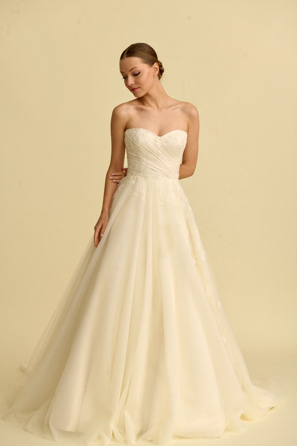 Romantik tasarımı, zarif dantel detayları ve modern çizgileriyle her gelin için özel olarak tasarlanmış A kesim, prenses ve balık model gelinlik koleksiyonu.