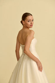 Load image into Gallery viewer, Romantik tasarımı, zarif dantel detayları ve modern çizgileriyle her gelin için özel olarak tasarlanmış A kesim, prenses ve balık model gelinlik koleksiyonu.