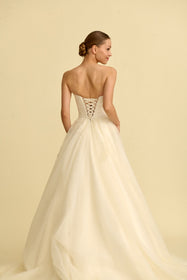 Load image into Gallery viewer, Romantik tasarımı, zarif dantel detayları ve modern çizgileriyle her gelin için özel olarak tasarlanmış A kesim, prenses ve balık model gelinlik koleksiyonu.