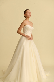 Görseli Galeri görüntüleyiciye yükleyin, Romantik tasarımı, zarif dantel detayları ve modern çizgileriyle her gelin için özel olarak tasarlanmış A kesim, prenses ve balık model gelinlik koleksiyonu.