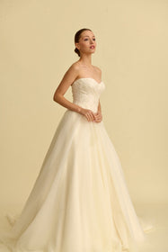 Load image into Gallery viewer, Romantik tasarımı, zarif dantel detayları ve modern çizgileriyle her gelin için özel olarak tasarlanmış A kesim, prenses ve balık model gelinlik koleksiyonu.