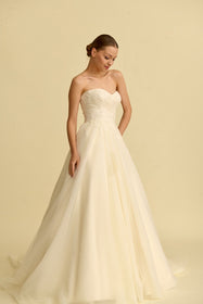 Load image into Gallery viewer, Romantik tasarımı, zarif dantel detayları ve modern çizgileriyle her gelin için özel olarak tasarlanmış A kesim, prenses ve balık model gelinlik koleksiyonu.