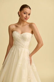 Görseli Galeri görüntüleyiciye yükleyin, Romantik tasarımı, zarif dantel detayları ve modern çizgileriyle her gelin için özel olarak tasarlanmış A kesim, prenses ve balık model gelinlik koleksiyonu.