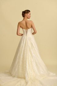 Load image into Gallery viewer, Romantik tasarımı, zarif dantel detayları ve modern çizgileriyle her gelin için özel olarak tasarlanmış A kesim, prenses ve balık model gelinlik koleksiyonu.