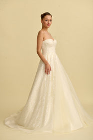 Load image into Gallery viewer, Romantik tasarımı, zarif dantel detayları ve modern çizgileriyle her gelin için özel olarak tasarlanmış A kesim, prenses ve balık model gelinlik koleksiyonu.