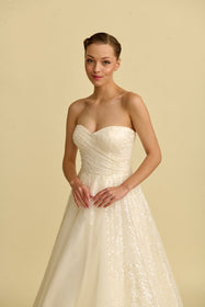 Load image into Gallery viewer, Romantik tasarımı, zarif dantel detayları ve modern çizgileriyle her gelin için özel olarak tasarlanmış A kesim, prenses ve balık model gelinlik koleksiyonu.