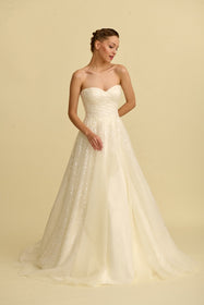 Görseli Galeri görüntüleyiciye yükleyin, Romantik tasarımı, zarif dantel detayları ve modern çizgileriyle her gelin için özel olarak tasarlanmış A kesim, prenses ve balık model gelinlik koleksiyonu.