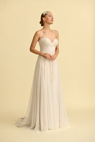 Load image into Gallery viewer, Romantik tasarımı, zarif dantel detayları ve modern çizgileriyle her gelin için özel olarak tasarlanmış A kesim, prenses ve balık model gelinlik koleksiyonu.