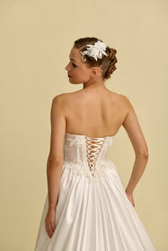 Görseli Galeri görüntüleyiciye yükleyin, Romantik tasarımı, zarif dantel detayları ve modern çizgileriyle her gelin için özel olarak tasarlanmış A kesim, prenses ve balık model gelinlik koleksiyonu.