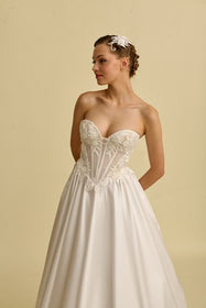 Load image into Gallery viewer, Romantik tasarımı, zarif dantel detayları ve modern çizgileriyle her gelin için özel olarak tasarlanmış A kesim, prenses ve balık model gelinlik koleksiyonu.