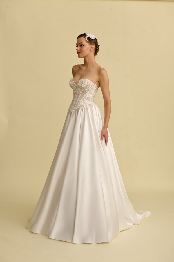 Romantik tasarımı, zarif dantel detayları ve modern çizgileriyle her gelin için özel olarak tasarlanmış A kesim, prenses ve balık model gelinlik koleksiyonu.