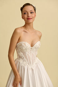 Görseli Galeri görüntüleyiciye yükleyin, Romantik tasarımı, zarif dantel detayları ve modern çizgileriyle her gelin için özel olarak tasarlanmış A kesim, prenses ve balık model gelinlik koleksiyonu.