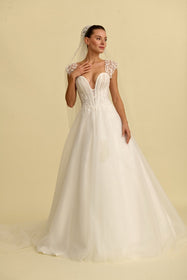 Görseli Galeri görüntüleyiciye yükleyin, Romantik tasarımı, zarif dantel detayları ve modern çizgileriyle her gelin için özel olarak tasarlanmış A kesim, prenses ve balık model gelinlik koleksiyonu.