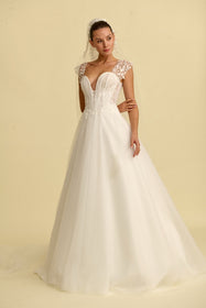 Görseli Galeri görüntüleyiciye yükleyin, Romantik tasarımı, zarif dantel detayları ve modern çizgileriyle her gelin için özel olarak tasarlanmış A kesim, prenses ve balık model gelinlik koleksiyonu.