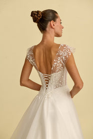 Görseli Galeri görüntüleyiciye yükleyin, Romantik tasarımı, zarif dantel detayları ve modern çizgileriyle her gelin için özel olarak tasarlanmış A kesim, prenses ve balık model gelinlik koleksiyonu.