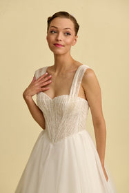 Görseli Galeri görüntüleyiciye yükleyin, Romantik tasarımı, zarif dantel detayları ve modern çizgileriyle her gelin için özel olarak tasarlanmış A kesim, prenses ve balık model gelinlik koleksiyonu.