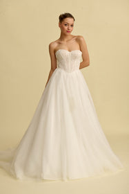 Görseli Galeri görüntüleyiciye yükleyin, Romantik tasarımı, zarif dantel detayları ve modern çizgileriyle her gelin için özel olarak tasarlanmış A kesim, prenses ve balık model gelinlik koleksiyonu.