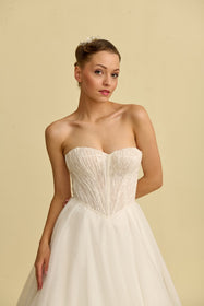 Görseli Galeri görüntüleyiciye yükleyin, Romantik tasarımı, zarif dantel detayları ve modern çizgileriyle her gelin için özel olarak tasarlanmış A kesim, prenses ve balık model gelinlik koleksiyonu.