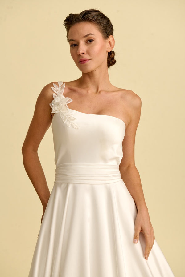 Romantik tasarımı, zarif dantel detayları ve modern çizgileriyle her gelin için özel olarak tasarlanmış A kesim, prenses ve balık model gelinlik koleksiyonu.