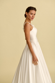 Görseli Galeri görüntüleyiciye yükleyin, Romantik tasarımı, zarif dantel detayları ve modern çizgileriyle her gelin için özel olarak tasarlanmış A kesim, prenses ve balık model gelinlik koleksiyonu.