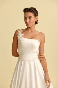 Görseli Galeri görüntüleyiciye yükleyin, Romantik tasarımı, zarif dantel detayları ve modern çizgileriyle her gelin için özel olarak tasarlanmış A kesim, prenses ve balık model gelinlik koleksiyonu.