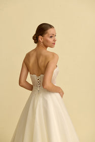 Load image into Gallery viewer, Romantik tasarımı, zarif dantel detayları ve modern çizgileriyle her gelin için özel olarak tasarlanmış A kesim, prenses ve balık model gelinlik koleksiyonu.