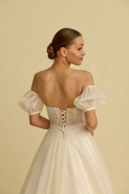 Görseli Galeri görüntüleyiciye yükleyin, Romantik tasarımı, zarif dantel detayları ve modern çizgileriyle her gelin için özel olarak tasarlanmış A kesim, prenses ve balık model gelinlik koleksiyonu.