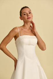 Load image into Gallery viewer, Romantik tasarımı, zarif dantel detayları ve modern çizgileriyle her gelin için özel olarak tasarlanmış A kesim, prenses ve balık model gelinlik koleksiyonu.