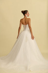 Görseli Galeri görüntüleyiciye yükleyin, Romantik tasarımı, zarif dantel detayları ve modern çizgileriyle her gelin için özel olarak tasarlanmış A kesim, prenses ve balık model gelinlik koleksiyonu.