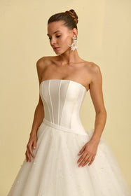 Görseli Galeri görüntüleyiciye yükleyin, Romantik tasarımı, zarif dantel detayları ve modern çizgileriyle her gelin için özel olarak tasarlanmış A kesim, prenses ve balık model gelinlik koleksiyonu.