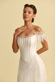 Görseli Galeri görüntüleyiciye yükleyin, Romantik tasarımı, zarif dantel detayları ve modern çizgileriyle her gelin için özel olarak tasarlanmış A kesim, prenses ve balık model gelinlik koleksiyonu.