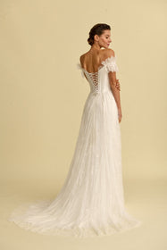 Load image into Gallery viewer, Romantik tasarımı, zarif dantel detayları ve modern çizgileriyle her gelin için özel olarak tasarlanmış A kesim, prenses ve balık model gelinlik koleksiyonu.