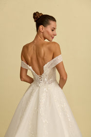 Load image into Gallery viewer, Romantik tasarımı, zarif dantel detayları ve modern çizgileriyle her gelin için özel olarak tasarlanmış A kesim, prenses ve balık model gelinlik koleksiyonu.