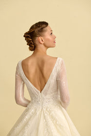 Görseli Galeri görüntüleyiciye yükleyin, Romantik tasarımı, zarif dantel detayları ve modern çizgileriyle her gelin için özel olarak tasarlanmış A kesim, prenses ve balık model gelinlik koleksiyonu.