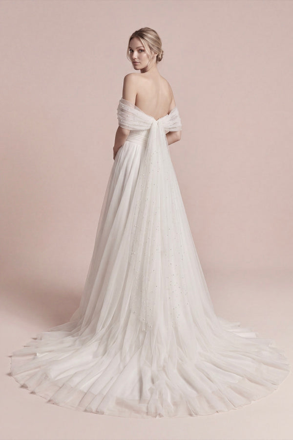Düşük omuz A kesim gelinlik modeli, drapeli straplez yaka, inci detaylı tül gelinlik, romantik uzun kuyruklu bridal elbise, modern sade gelinlik modeli AKAY Bridal